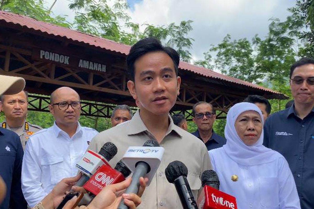 Wakil Presiden (Wapres) RI Gibran Rakabuming Raka usai panen kopi Ijen di Kawasan Perkebunan Java Coffee Estate PTPN III, Bondowoso, Jawa Timur, Selasa (24/6/2025).