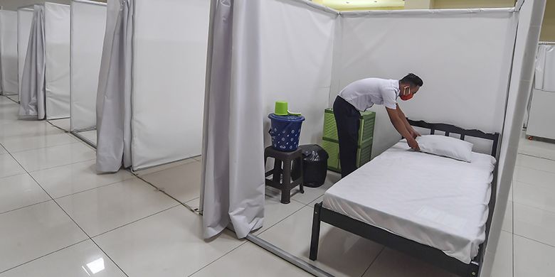 Petugas merapikan ruang isolasi mandiri pasien COVID-19 di Gelanggang Remaja Kecamatan Pademangan, Jakarta, Minggu (27/9/2020). GOR Kecamatan Pademangan yang merupakan percontohan graha sehat mandiri pasien COVID-19 tersebut telah menyiapkan 30 bilik isolasi pasien COVID-19 dengan fasilitas tempat tidur, lemari, dan peralatan mandi.