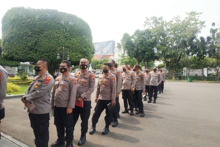 Jajaran pejabat Polri mengantre masuk ke Istana Negara lewat pintu pilar pada Jumat (14/10/2022). Tampak seluruh anggota Polri yang hadir tersebut tidak menggunakan topi dan tongkat komando.  Mereka hanya membawa buku catatan dan alat tulis.