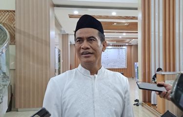 Mantan Menteri Pertanian Republik Indonesia Andi Amran Sulaiman, saat diwanwancara awak media usai menggelar buka puasa bersama Pengurus Pusat IKA Universitas Hasanuddin di AAS Building Makassar, Sabtu (1/4/2023) malam.