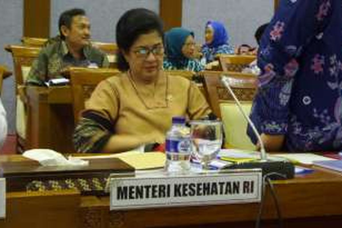 Menteri Kesehatan, Nila Moeloek dalam rapat kerja bersama Komisi IX DPR di Kompleks Parlemen, Senayan, Jakarta, Kamis (14/7/2016)