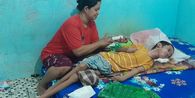 Perjuangan Ria Rawat Anaknya yang Lumpuh Akibat Digigit Ular Weling, Butuh 5 Tahun Berdamai dengan Kenyataan