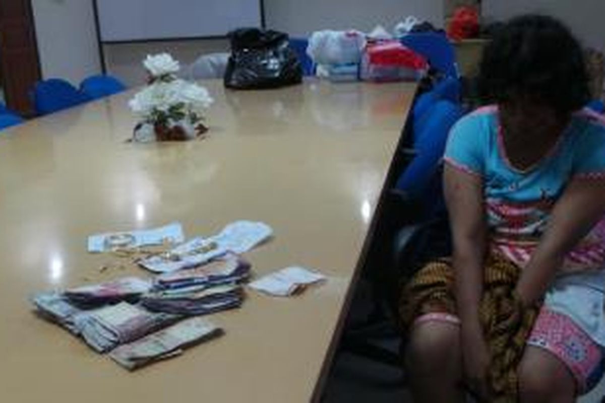 Handayani (46) seorang pengemis asal Sumedang, Jawa Barat ditangkap di kawasan Pulogadung, Jakarta Timur. Ibu satu anak ini ternyata menyimpan harta hasil mengemis yang nilainya sekitar Rp 35 jutaan. Jumat (10/7/2015).