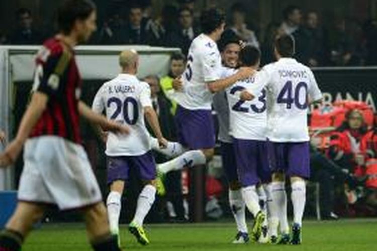 Pemain Fiorentina merayakan gol Juan Vargas saat melawan AC Milan dalam lanjutan Serie-A di San Siro, Sabtu (2/11/2013). 