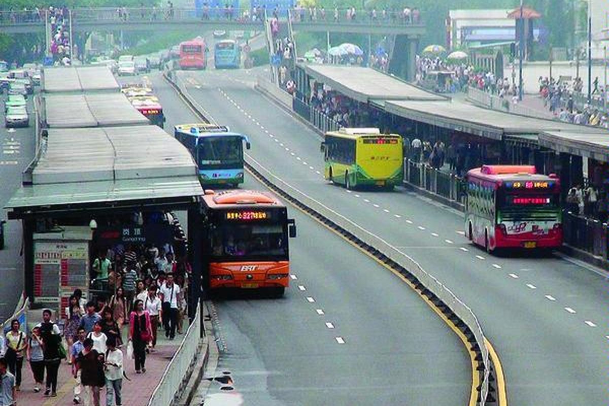 Halte  BRT di Guangzhou, China, didesain panjang, memiliki banyak pintu perhentian, dan dilengkapi jalur untuk mendahului sehingga bus dapat dengan cepat menaikkan dan menurunkan penumpang. Bus non-BRT yang rutenya bersinggungan dengan BRT  juga diperbolehkan masuk  koridor.
