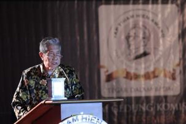 Guru Besar Universitas Airlangga, Soetandyo Wingnjosoebroto menerima penghargaan Yap Thiam Hien yang diserahkan ketua yayasan Yap Thiam Hien, Todung Mulya Lubis di Gedung Komisi Yudisial, Jakarta, Rabu (14/12/2011).