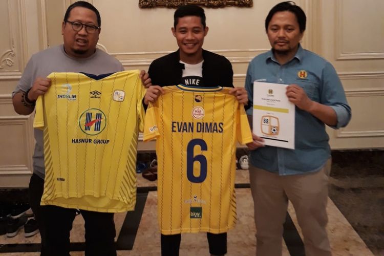 Gelandang Evan Dimas (tengah) resmi bergabung ke Barito Putera, Selasa (25/12/2018).