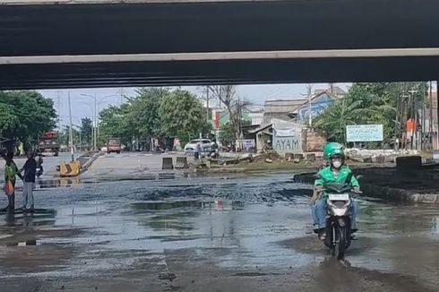Banjir Mulai Surut, Jalan Kaligawe Semarang Sudah Bisa Dilalui Sepeda Motor