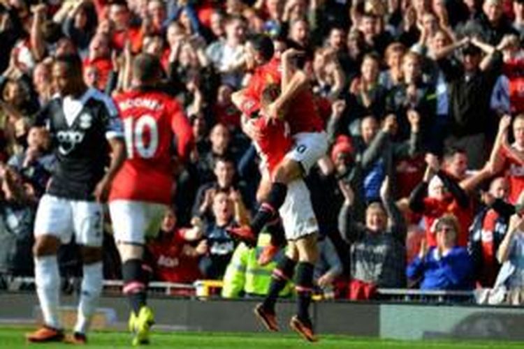 Penyerang Manchester United, Robin van Persie (kanan) dan Andan Januzaj