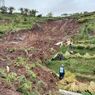 Sawah di Perbukitan Ujungberung Bandung Longsor dan Tutupi Jalan