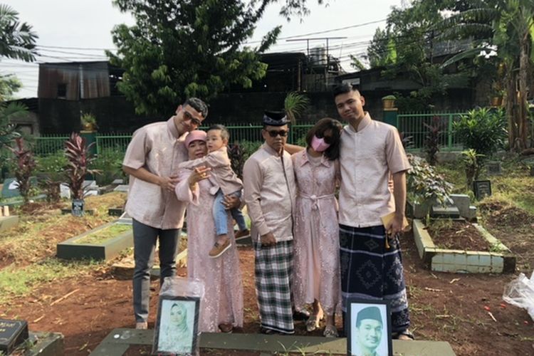Keluarga Faisal di TPU Malaka Pesanggrahan, Jakarta Selatan, Senin (2/5/2022) 