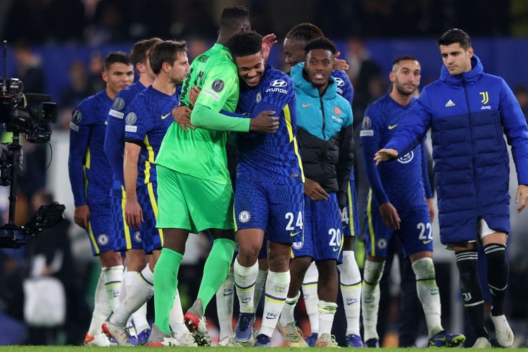 Bek Chelsea Reece James (tengah) dan kiper Edouard Mendy berpelukan di lapangan setelah melakoni pertandingan matchday kelima Grup H Liga Champions 2021-2022 melawan Juventus di Stadion Stamford Bridge, Rabu (24/11/2021). Pada laga tersebut, Chelsea menang 4-0 atas Juventus.