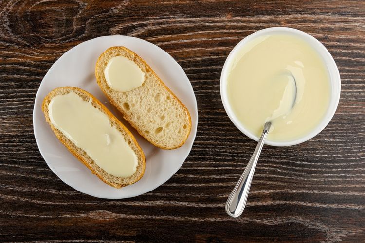Ilustrasi susu kental manis untuk topping menu sarapan.