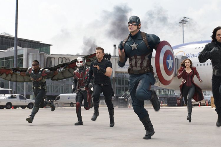 Aktor asal Amerika Serikat Chris Evans berperan sebagai Captain Amerika dalam film Captain America: Civil War (2016).