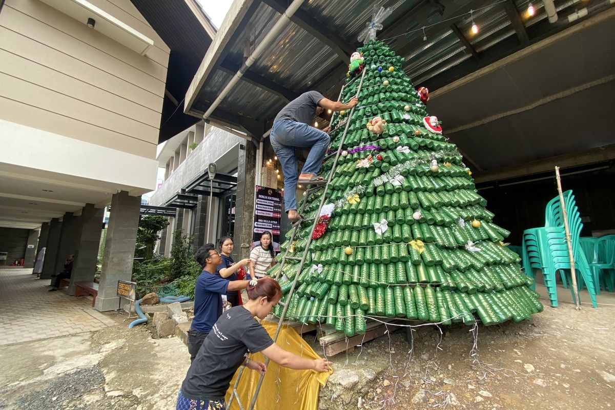 Menikmati Indahnya Pohon Natal dari Botol Bekas di Katedral Tanjungkarang Lampung