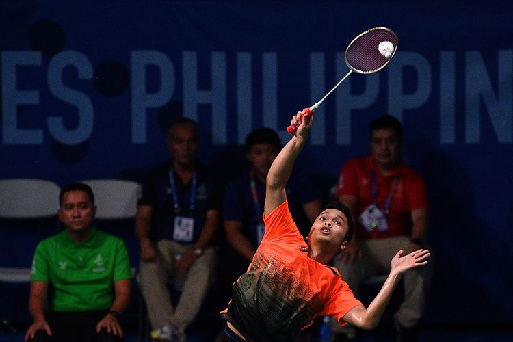 Tunggal putra Indonesia Anthony Sinisuka Ginting memukul kok ke arah tunggal putra Malaysia Soong Joo Ven dalam final bulu tangkis beregu putra SEA Games 2019 di Kompleks Olahraga Muntinlupa, Manila, Filipina, Rabu (4/12/2019). Tim bulu tangkis beregu putra Indonesia meraih medali emas setelah mengalahkan Malaysia dengan skor 3-1.