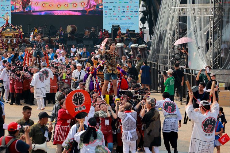 Kemeriahan parade Mikoshi saat Festival Jak-Japan Matsuri di Gambir Arena, JIExpo, Kemayoran, Jakarta, Sabtu (18/11/2023). Acara yang menjadi wadah untuk memperdalam pemahaman antara warga Jepang dan Indonesia ini, akan berlangsung hingga Minggu, 19 November.