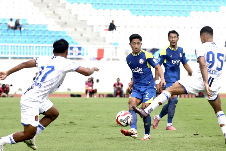 Pemain baru Arema FC diputaran kedua Super League 2025-2026, Rio Fahmi menendang bola saat pekan ke-19 melawan Persijap Jepara yang berakhir dengan skor 1-0 di Stadion Kanjuruhan Kepanjen, Kabupaten Malang, Senin (2/2/2026) sore.