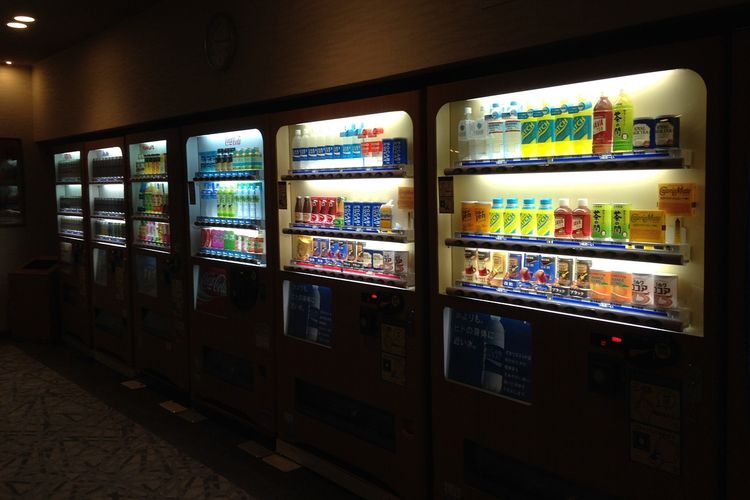 Mesin penjual otomatis atau vending machine tersebar di seluruh Jepang dengan menawarkan makanan, minuman, hingga semua barang yang dibutuhkan sehari-hari.
