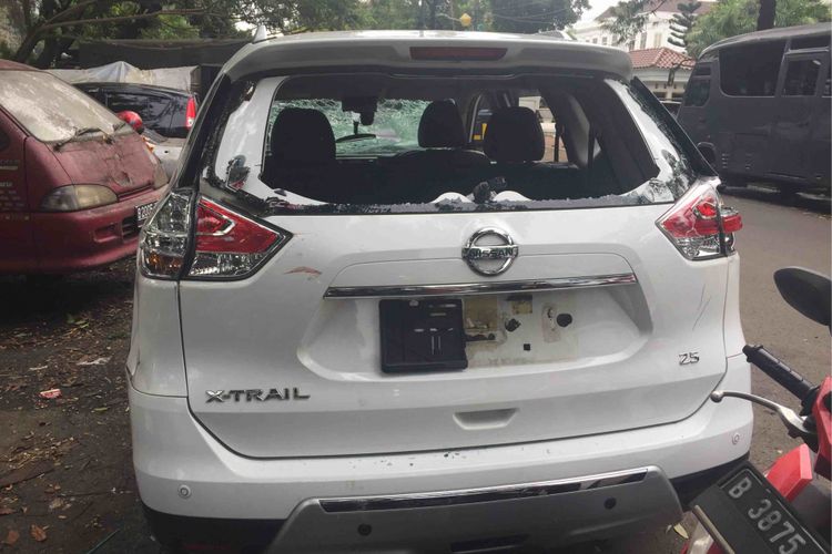 Mobil merek Nissan Xtrail dirusak sekelompok pengenudi ojek online di Underpass Senen, Jakarta Pusat, pada Rabu (28/2/2018).