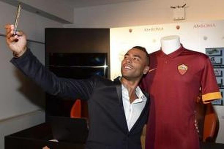 Ashley Cole resmi membela AS Roma mulai musim depan. 