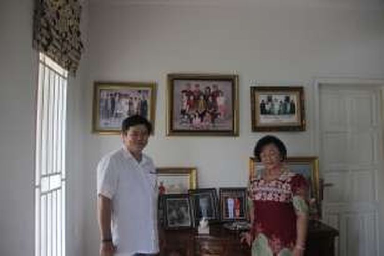 Adik Basuki Tjahja Purnama atau Ahok, Basuri Tjahaja Purnama bersama sang ibunda Ahok, Buniarti Ningsih (70) di kediaman keluarga besarnya, Desa Gantong, Kecamatan Gantong, Belitung Timur, Provinsi Bangka Belitung. 