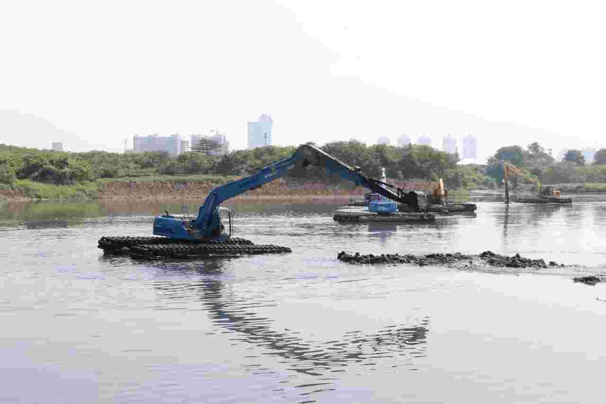 Alat berat eksavator mengeruk lumpur di Waduk Ria Rio, Pulo Gadung, Jakarta Timur, Senin (21/9/2020)