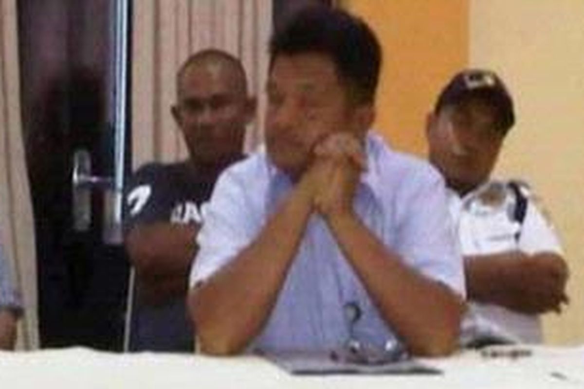 Manajer PLN (baju biru)saat dialog dengan pengurus LSM Kipas di kantor PLN cabang Kendari, seusai aksi perampasan kamera jurnalis media cetak Kendari.