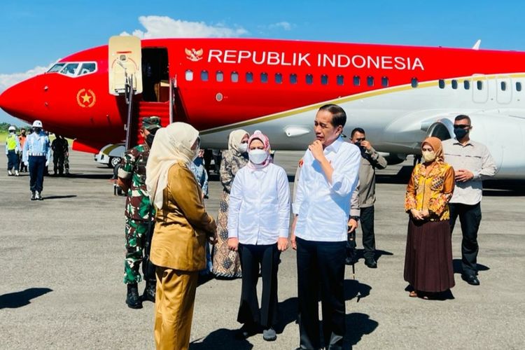 Presiden Joko Widodo dan Ibu Iriana Joko Widodo saat tiba di Provinsi Jawa Timur untuk melakukan kunjungan kerja pada Selasa (20/12/2022).