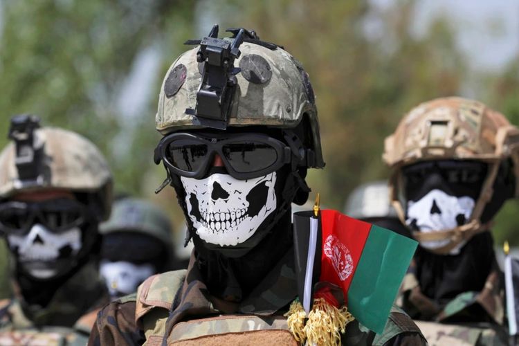 Sejumlah anggota baru pasukan khusus Tentara Nasional Afghanistan menghadiri wisuda setelah tiga bulan program latihan di Pusat Latihan Militer Kabul, di Kabul, Afghanistan, 17 Juli 2021.