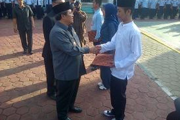 Gubernur Jawa Barat Ahmad Heryawan secara simbolik memberikan remisi kepada 11380 orang narapidana se-Jawa Barat di Lapas Wanita Sukamiskin kota Bandung, Sabtu (17/8/2013)