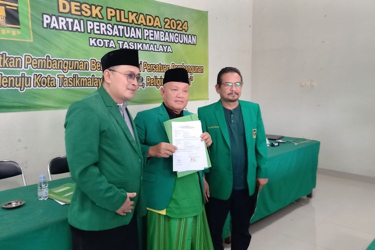 Perwakilan mantan Wakil Gubernur Jabar, Uu Ruzhanul Ulum, saat mengambil formulir penjaringan calon Wali Kota Tasikmalaya untuk Pilkada Kota Tasikmalaya di Kantor DPC PPP Kota Tasikmalaya, Senin (22/4/2024).