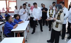 Pastikan Layanan Sekolah Rakyat Berjalan, Menteri PANRB Kunjungi SRMP 17 Tabanan