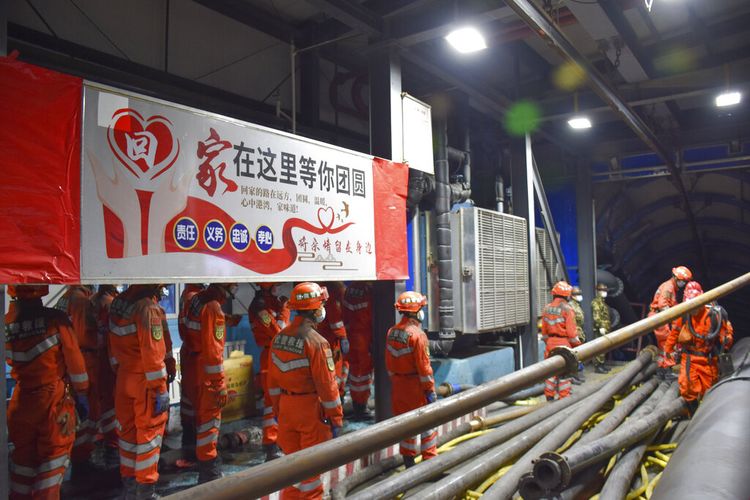 Petugas penyelamat berupaya menyelamatkan beberapa penambang yang terjebak dalam tambang batu bara di daerah Hutubi di Prefektur Otonomi Hui Changji, barat laut China Xinjiang Uyghur Otonomi Wilayahnya pada Minggu, 11 April 2021.