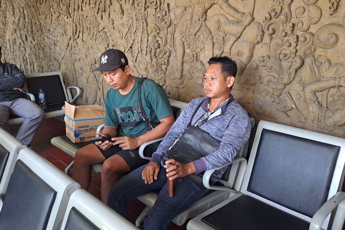 Imam Bakri (kanan) di Pelabuhan Gilimanuk, Jembrana, Bali, menunggu informasi mengenai istri dan anaknya yang menjadi penumpang KMP Tunu Pratama Jaya, Kamis (3/7/2025).