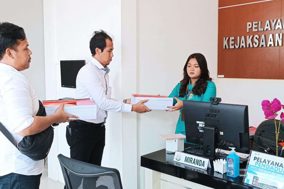 Polres Malang saat menyerahkan berkas perkara perintangan penyidikan kecelakaan kerja PG Kebonagung ke Kejaksaan Negeri Kabupaten Malang, Senin (17/7/2023).