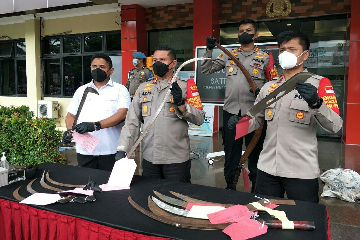 Polres Metro Jakarta Selatan menangkap 19 orang pelaku tawuran antar kelompok yang terjadi di tiga lokasi wilayah Jakarta Selatan, dua pekan lalu. 