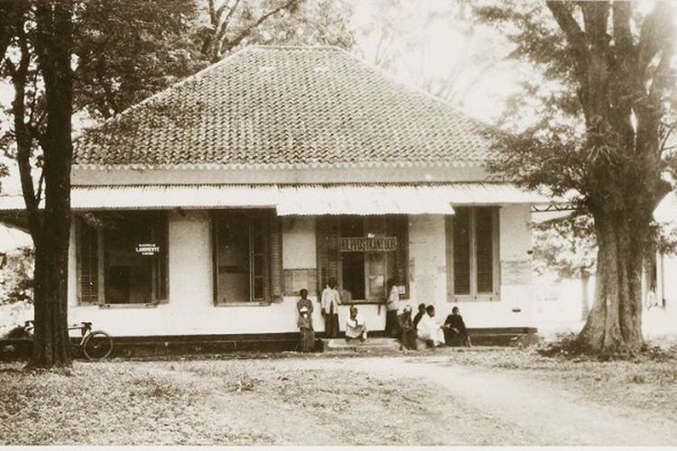 Foto kantor pos pembantu di Lamongan yang diambil tahun 1930