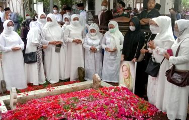 Makam adik kandung Gus Dur, Lily Chodijah Wahid atau yang akrab dipanggil Lily Wahid, di kompleks pemakaman keluarga Pesantren Tebuireng, Jombang, Jawa Timur.