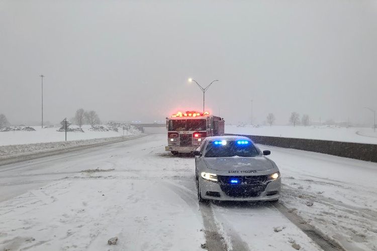 Kondisi badai salju di negara bagian Carolina Utara, Amerika Serikat. (Twitter/NC Highway Patrol)