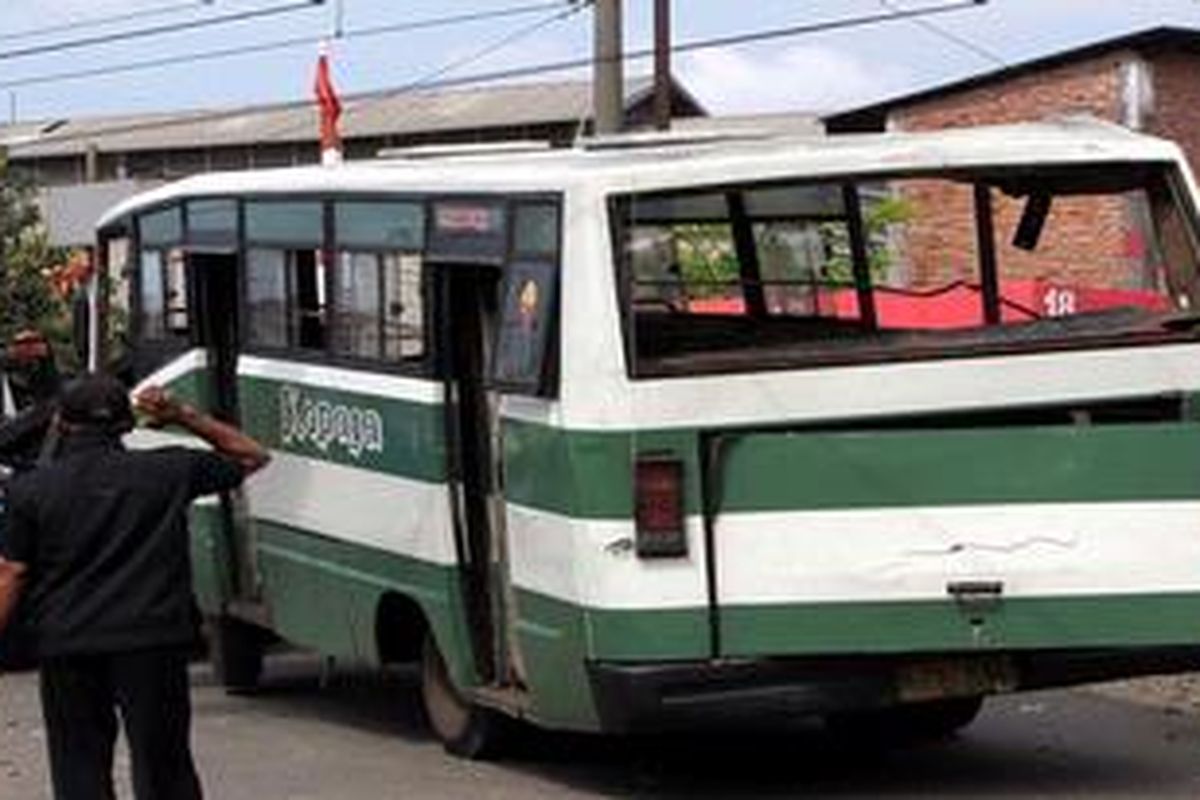 Kecelakaan lalulintas yang melibatkan sebuah angkutan umum Koperasi Angkutan Jakarta (Kopaja) dengan Kereta Rel Listrik (KRL) terjadi di perlintasan Kereta Api (KA), di daerah Pasar Minggu, Minggu  (3/3/2013) pagi. Peristiwa yang terjadi di perlintasan Pintu KA Volvo, Jalan Raya Pasar Minggu, Pejaten Timur, tersebut mengakibatkan delapan dari 25 penumpang Kopaja P19 bernomor polisi B 7978 GD mengalami luka-luka.
