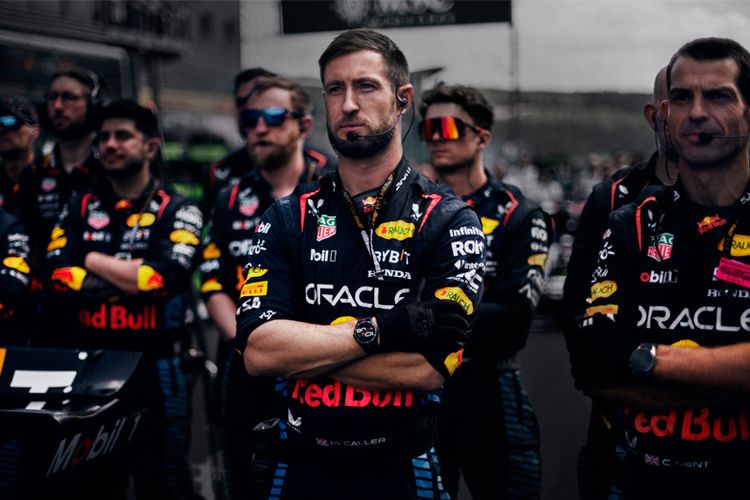 Cover jam digital yang dapat disesuaikan memungkinkan Anda mengikuti perkembangan balapan Oracle Red Bull Racing sepanjang tahun.