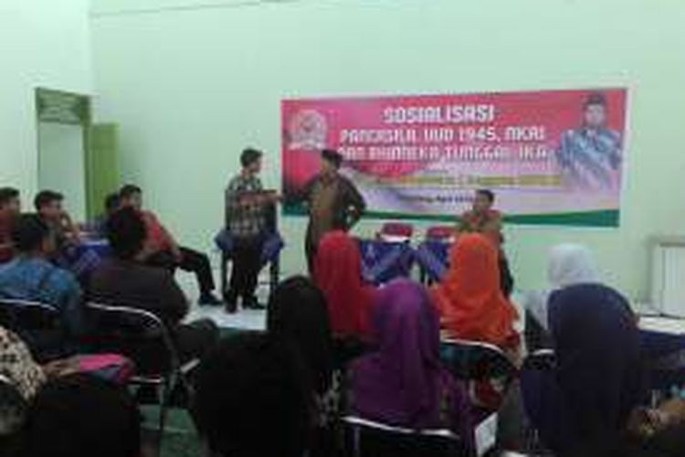 Para Guru dan pelajar Ma'arif di Kecamatan Muntilan Kabupaten Magelang menerima sosialisasi empat pilar oleh Akhmad Muqowan anggota MPR RI.