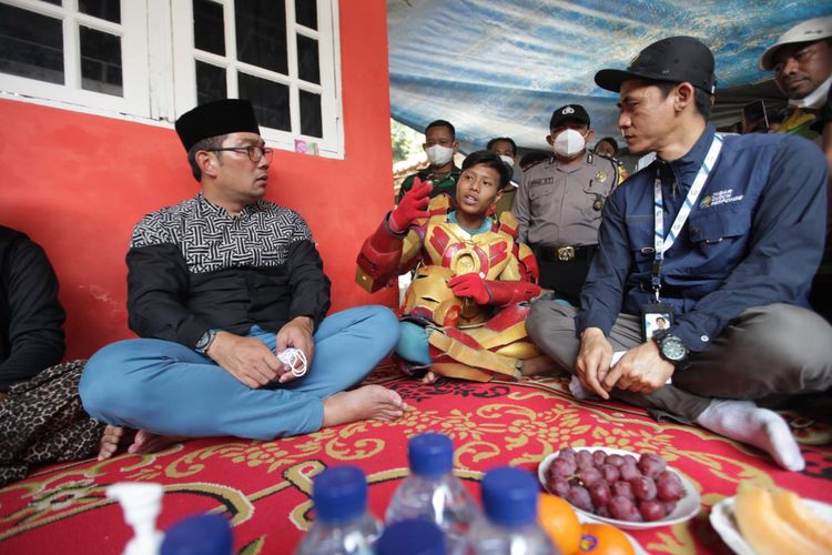 Gubernur Jawa Barat Ridwan Kamil saat mengunjungi pengamen berkostum Ironman, Kurwanto, yang menyelamatkan korban kecelakaan di Cibubur beberapa waktu lalu.