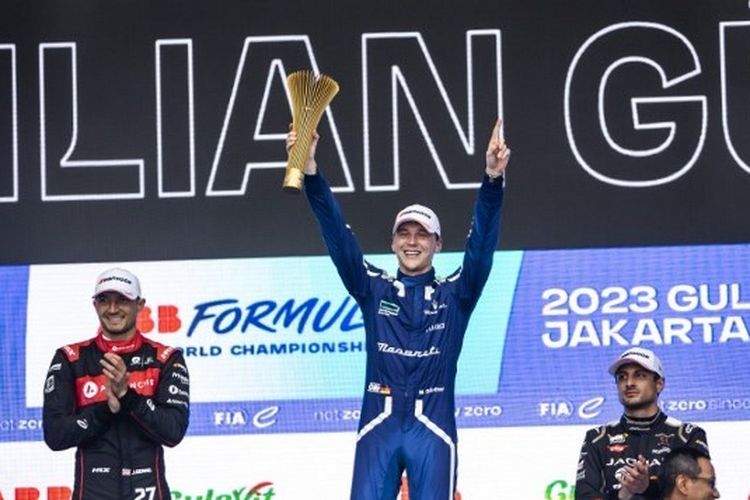 Pebalap Maserati Maximilian Gunther merayakan kemenangan pada balapan kedua Formule E Jakarta 2023 di Jakarta International E-Prix Circuit (JIEC), Minggu (4/6/2023) sore WIB.