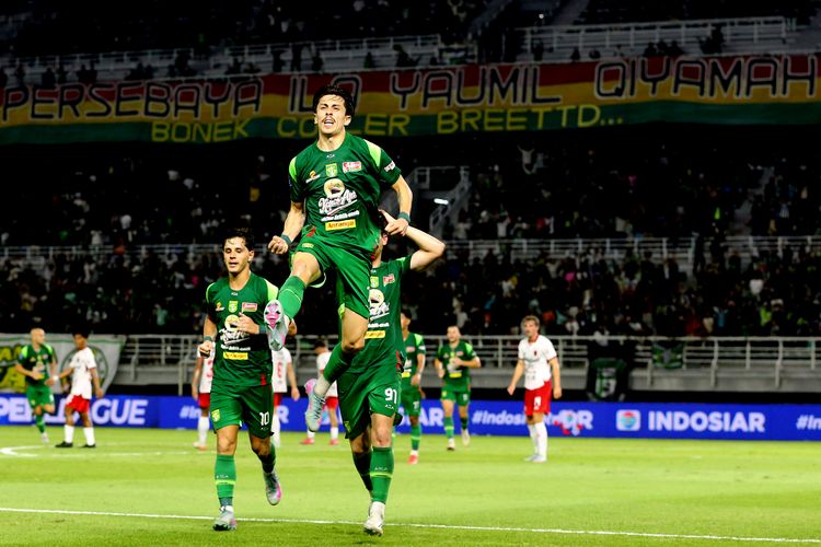 Pemain asing Persebaya Surabaya Francisco Rivera selebrasi usai mencetak gol ke gawang Bali United saat laga pekan ke-3 Super League 2025-2026 yang berakhir dengan skor 5-2 di Stadion Gelora Bung Tomo Surabaya, Jawa Timur, Sabtu (23/8/2025) malam.