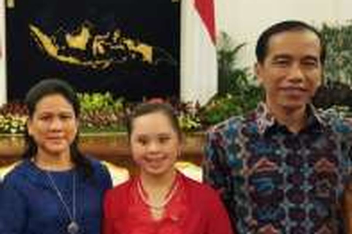 Stefani Handojo bersama Presiden Joko Widodo dan ibu negara, Iriana Joko Widodo di Istana Negara.