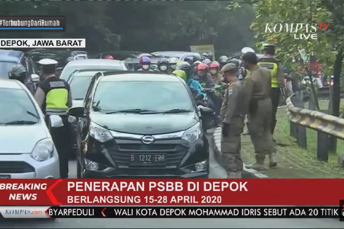 Jalan Akses UI di perbatasan Jakarta Selatan dan Depok, Jawa Barat padat akibat pemeriksaan kendaraan sehubungan dengan penerapan hari pertama PSBB di Depok, Rabu (15/4/2020) pagi.