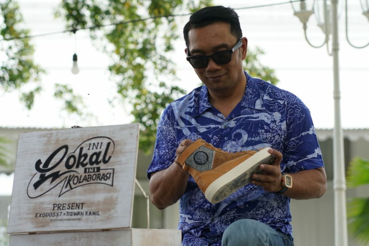 Gubernur Jawa Barat Ridwan Kamil saat melihat sepatu dari Exodos dalam proyek kolaborasinya dengan brand lokal di Pulau Jawa. 