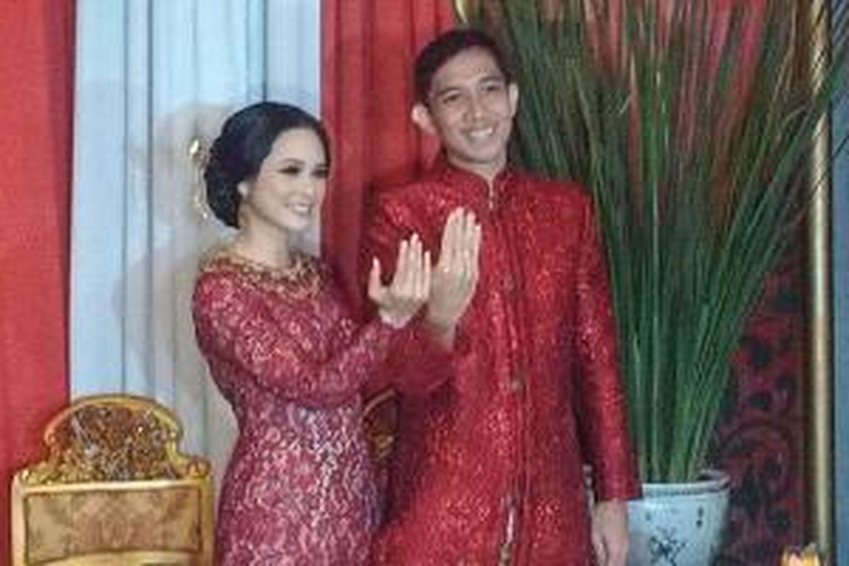 Pasangan Andien dan Irfan Wahyudi diabadikan sebelum resepsi pernikahan mereka, di Galeri Seni Kuntskring, Menteng, Jakarta Pusat, Sabtu (2/5/2015).